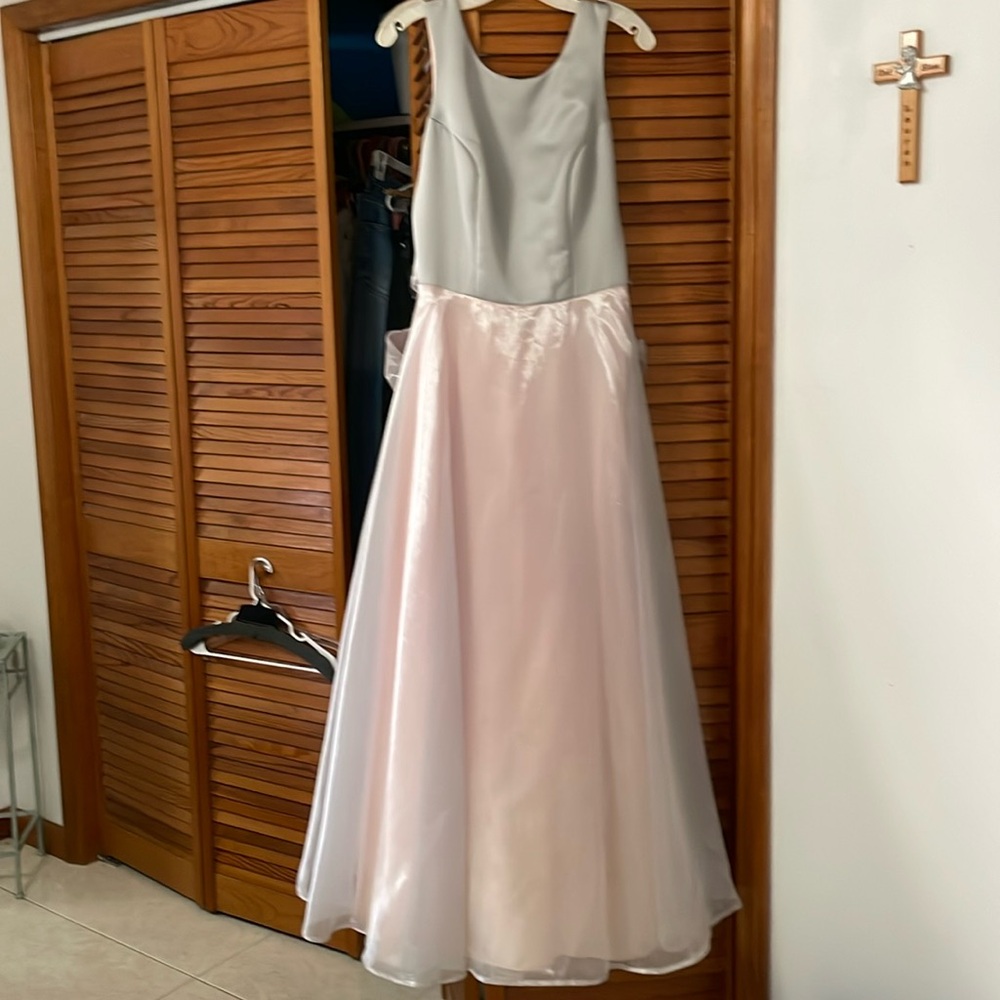 The White House Full length gown. Silver/Gray color with light pink undertones